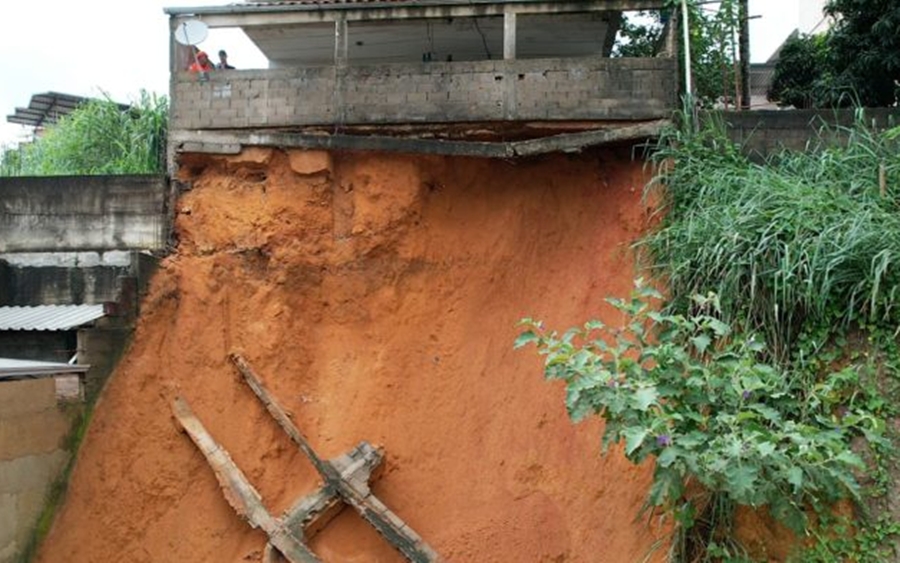 Casa é interditada por risco de desabamento após fortes chuvas em Cataguases