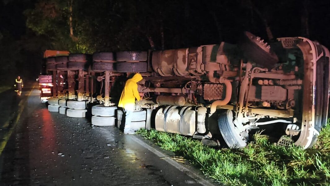 Carreta carregada com pedras tomba na BR-267 em Tebas