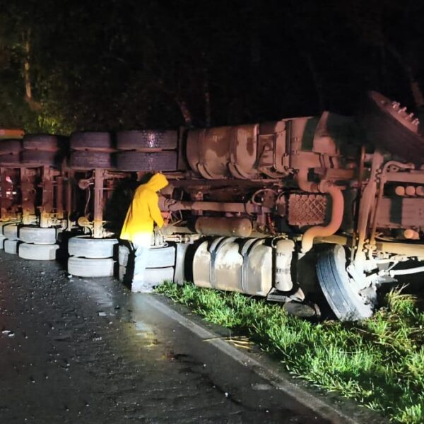 Carreta carregada com pedras tomba na BR-267 em Tebas