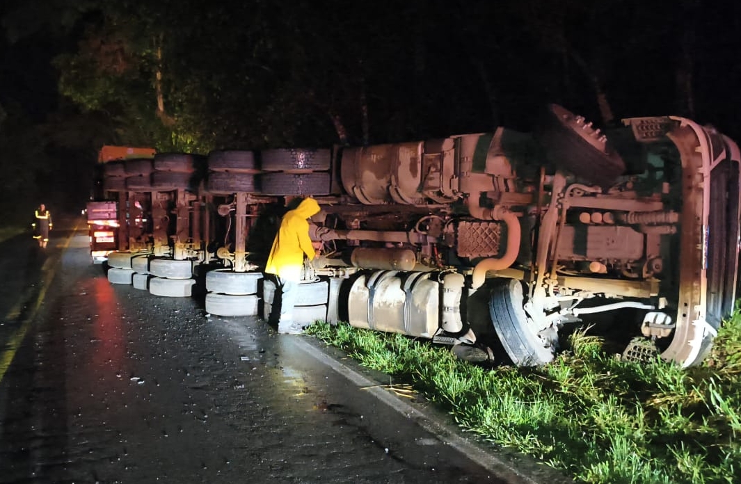Carreta carregada com pedras tomba na BR-267 em Tebas