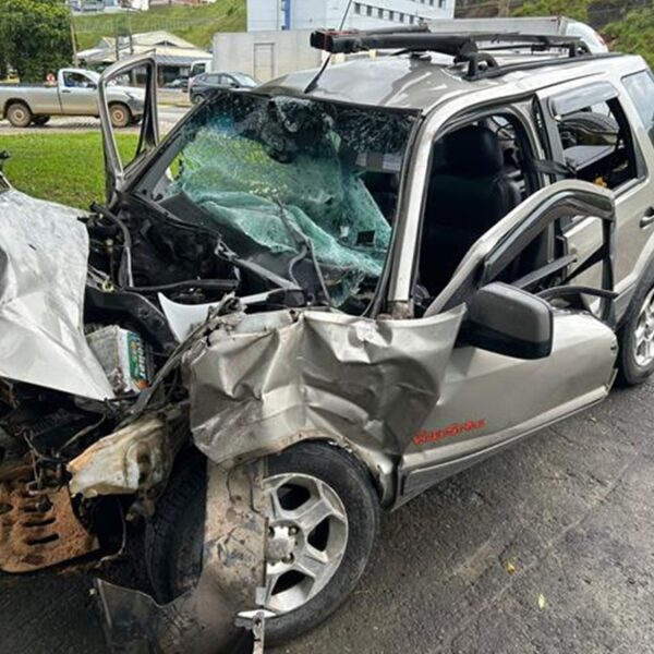 Duas pessoas morrem após colisão frontal entre carro e carreta na BR-116 em Muriaé