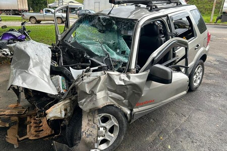 Duas pessoas morrem após colisão frontal entre carro e carreta na BR-116 em Muriaé
