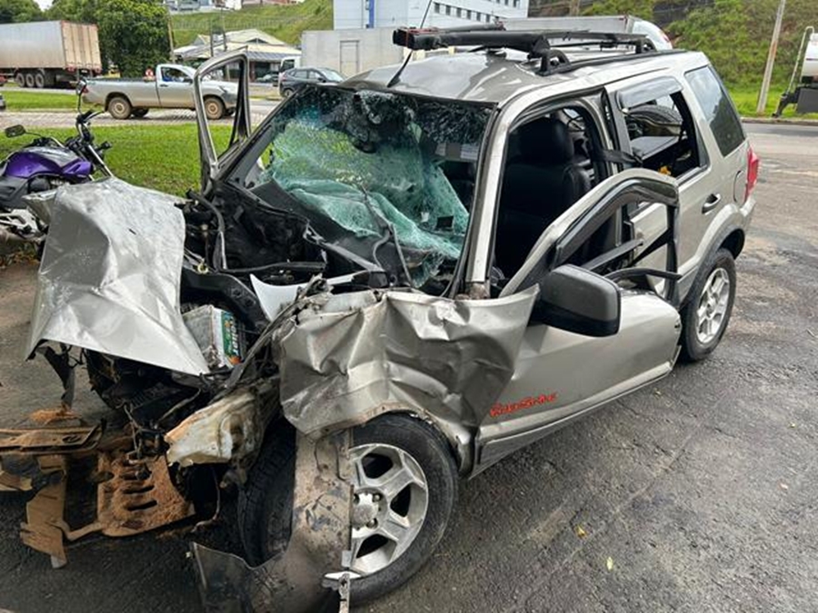 Duas pessoas morrem após colisão frontal entre carro e carreta na BR-116 em Muriaé