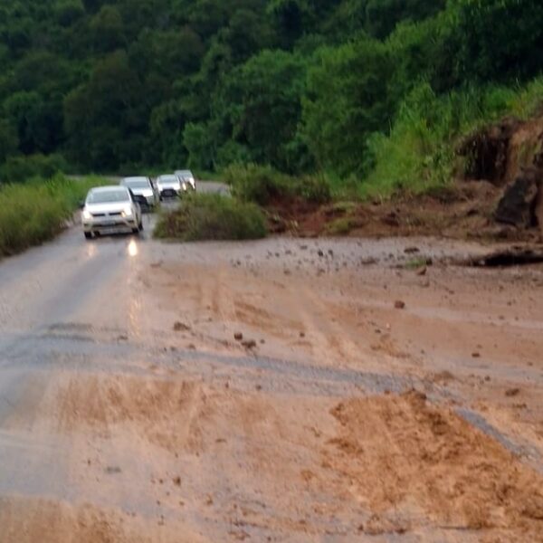 Chuvas provocam queda de barreira e alagamentos em rodovias da região