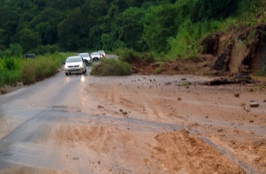 Chuvas provocam queda de barreira e alagamentos em rodovias da região