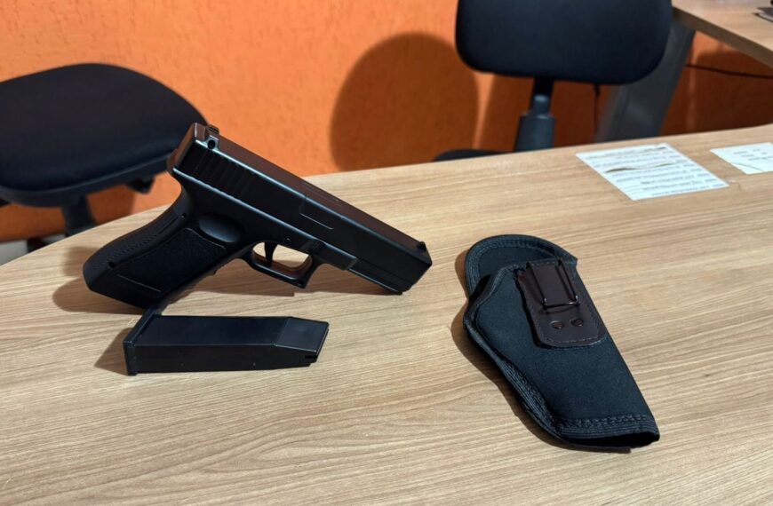 Homem é detido após ameaçar crianças com simulacro de arma em Recreio