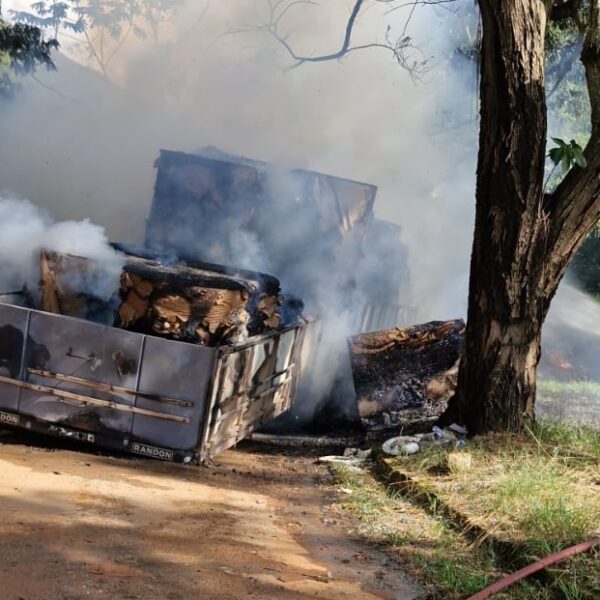Motorista age rápido e evita que carreta seja destruída pelo fogo na BR-267 em Tebas
