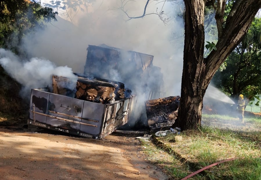 Motorista age rápido e evita que carreta seja destruída pelo fogo na BR-267 em Tebas