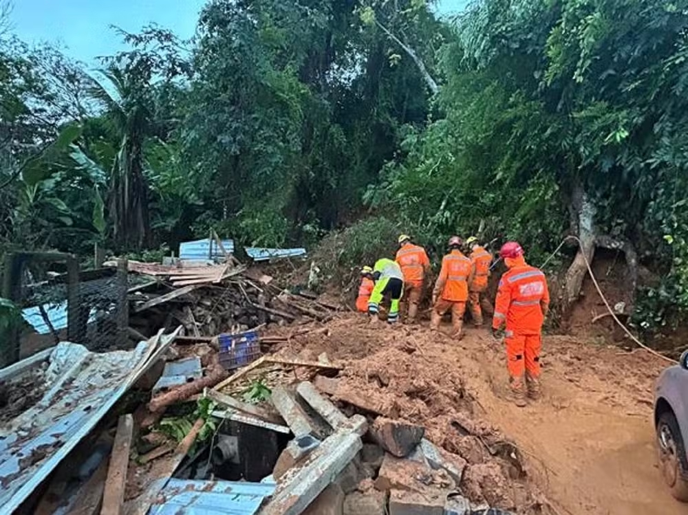 Homem morre soterrado após deslizamento atingir casa em Muriaé