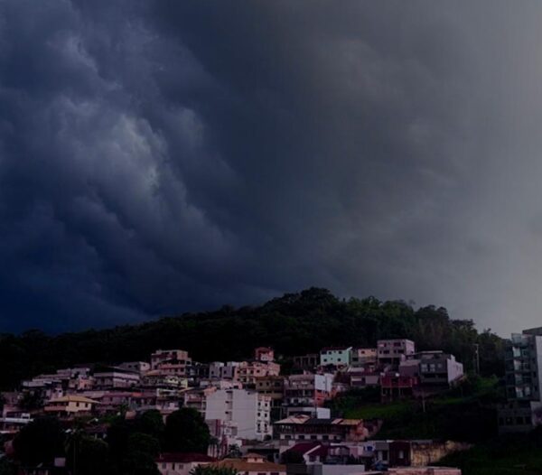 Chuvas continuam: Inmet emite novo alerta de tempestade para região nesta segunda