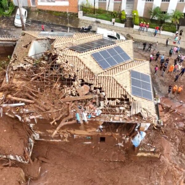 Sobe para 30 o número de mortos após chuvas em Juiz de Fora e Ubá