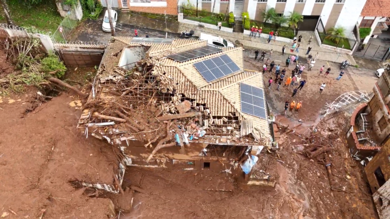 Sobe para 30 o número de mortos após chuvas em Juiz de Fora e Ubá