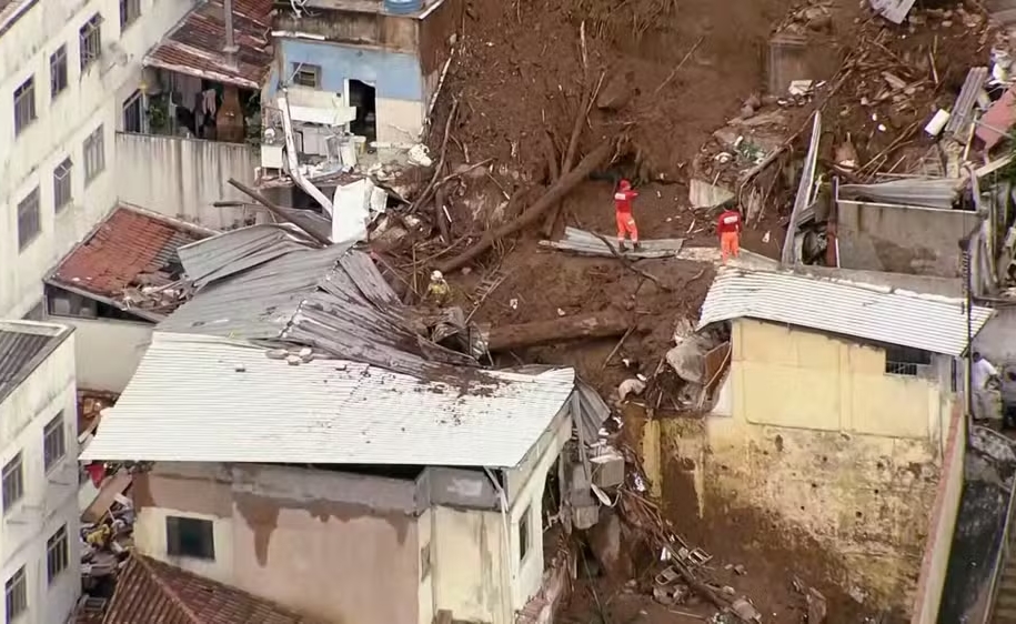 Segundo dia de buscas após temporais que devastaram Juiz de Fora e Ubá