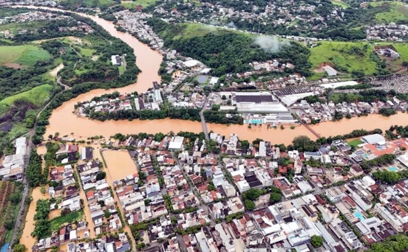 Cataguases enfrenta maior chuva dos últimos anos e vive cenário de enchente