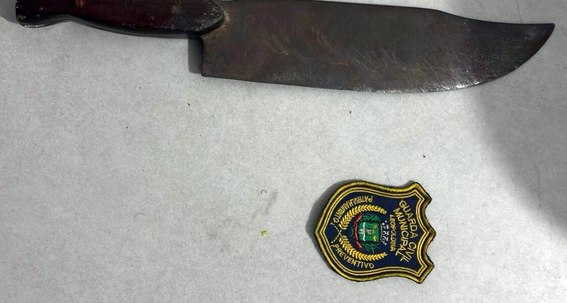 GCM de Leopoldina prende homem que usava facão para intimidar adolescentes na Vila Miralda