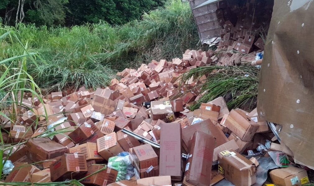 Acidente com carreta na BR-116 deixa motorista ferido e carga de leite é saqueada em Leopoldina