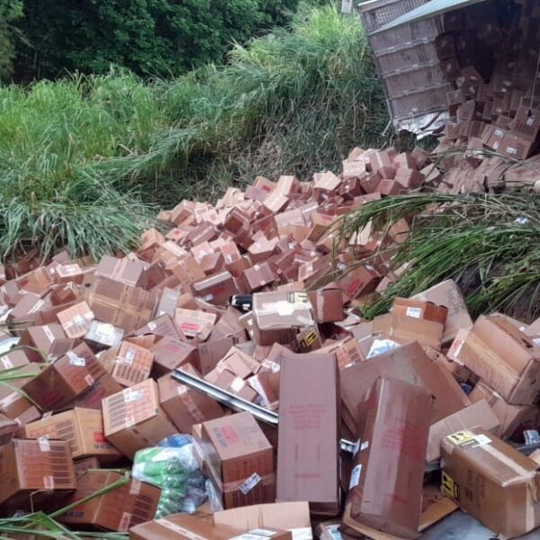 Acidente com carreta na BR-116 deixa motorista ferido e carga de leite é saqueada em Leopoldina