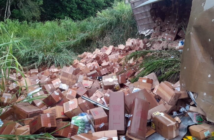 Acidente com carreta na BR-116 deixa motorista ferido e carga de leite é saqueada em Leopoldina