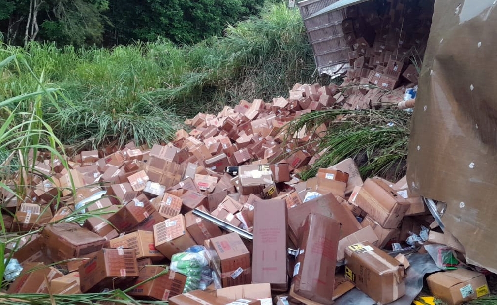 Acidente com carreta na BR-116 deixa motorista ferido e carga de leite é saqueada em Leopoldina