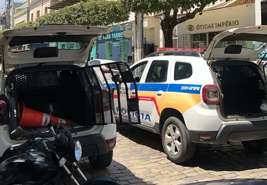 Homem é preso após pular de janela de pousada e danificar toldo de loja em Leopoldina