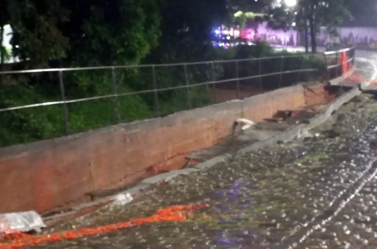 Rua na região do Ginásio em Leopoldina é interditada após parte da via ceder