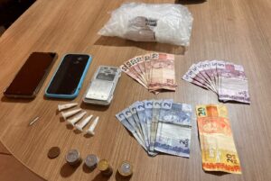 PM prende dois por tráfico de drogas após denúncia de maus-tratos a animais em Recreio