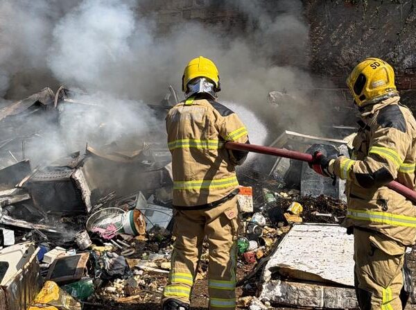 Incêndio atinge depósito de materiais recicláveis e mobiliza Corpo de Bombeiros em Leopoldina