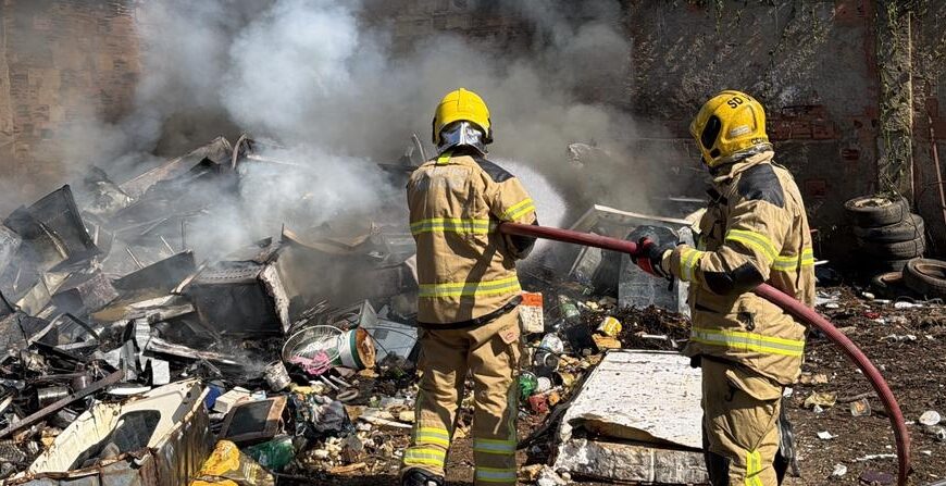 Incêndio atinge depósito de materiais recicláveis e mobiliza Corpo de Bombeiros em Leopoldina