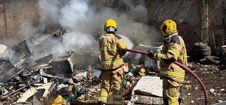 Incêndio atinge depósito de materiais recicláveis e mobiliza Corpo de Bombeiros em Leopoldina