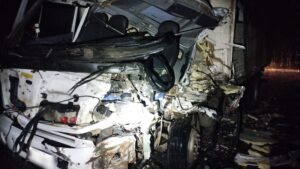 Motorista fica preso às ferragens após grave acidente entre caminhão e carreta na BR-267