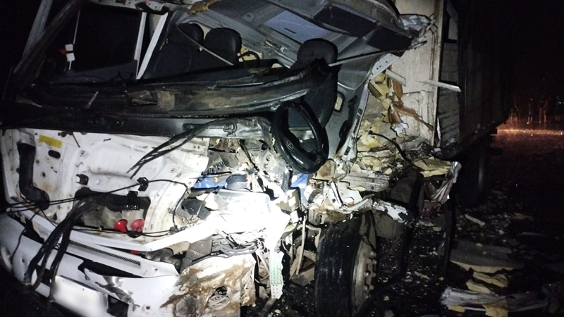 Motorista fica preso às ferragens após grave acidente entre caminhão e carreta na BR-267