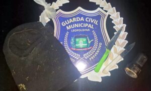 GCM de Leopoldina prende dois homens em atitude suspeita e apreende facas e ‘touca ninja’