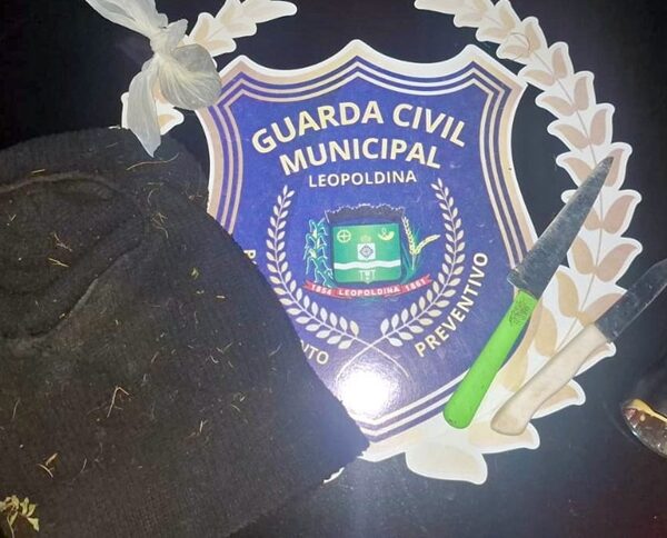 GCM de Leopoldina prende dois homens em atitude suspeita e apreende facas e ‘touca ninja’