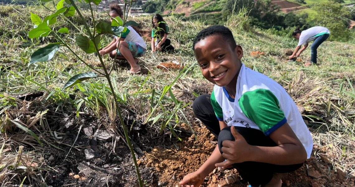 Mais de 150 alunos participam de ação ambiental com plantio de mudas em Leopoldina