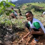 Mais de 150 alunos participam de ação ambiental com plantio de mudas em Leopoldina