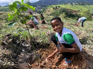 Mais de 150 alunos participam de ação ambiental com plantio de mudas em Leopoldina