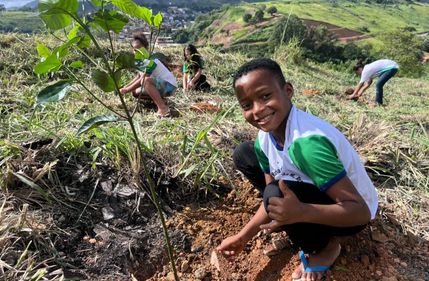 Mais de 150 alunos participam de ação ambiental com plantio de mudas em Leopoldina