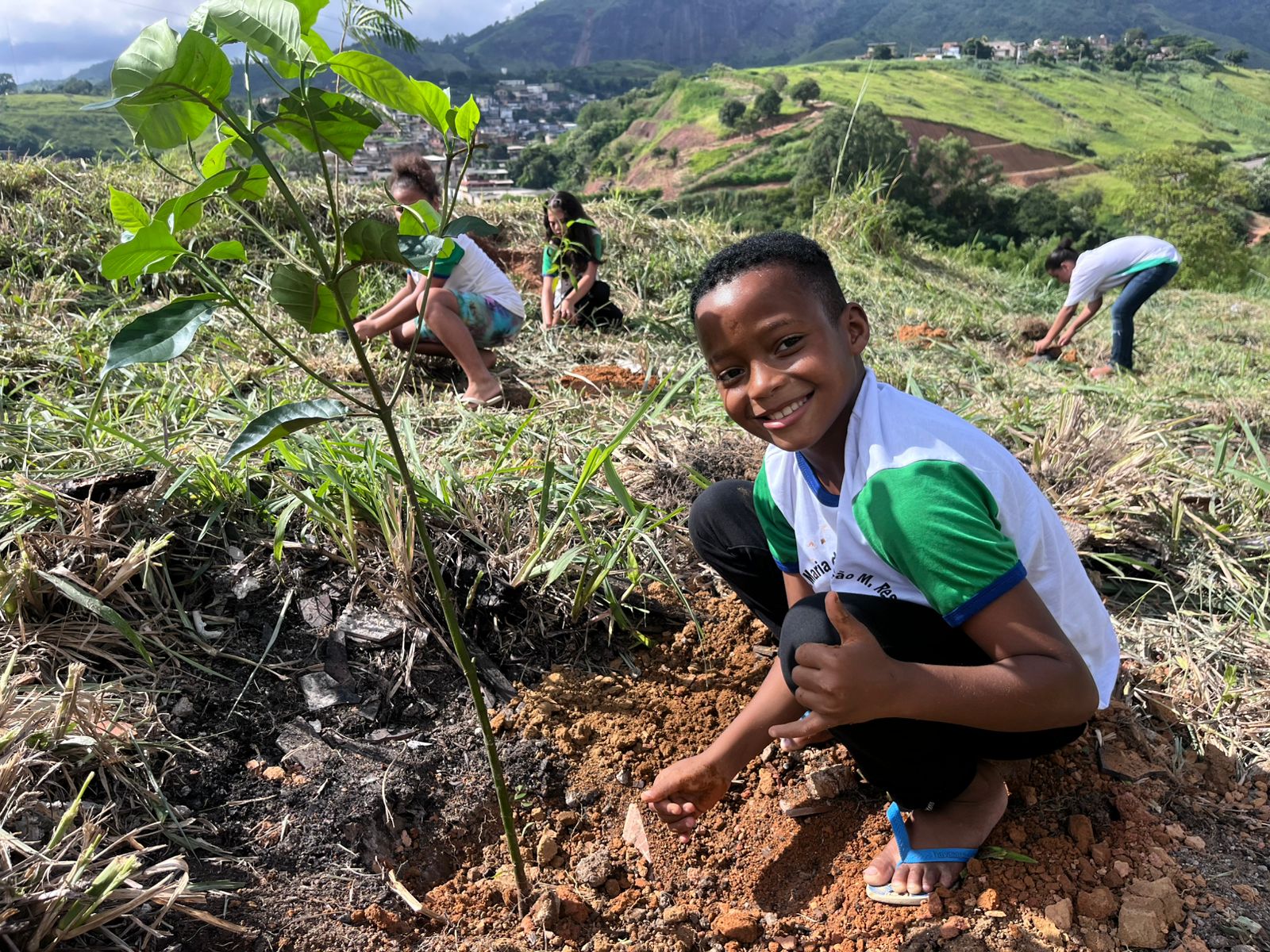 Mais de 150 alunos participam de ação ambiental com plantio de mudas em Leopoldina
