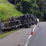 Carreta carregada com café tomba na BR-116 em Leopoldina e PRF impede saque da carga