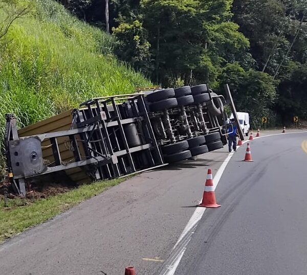 Carreta carregada com café tomba na BR-116 em Leopoldina e PRF impede saque da carga