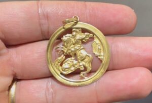 Idoso é agredido durante roubo de cordão de ouro em Recreio e bandido é preso após perseguição