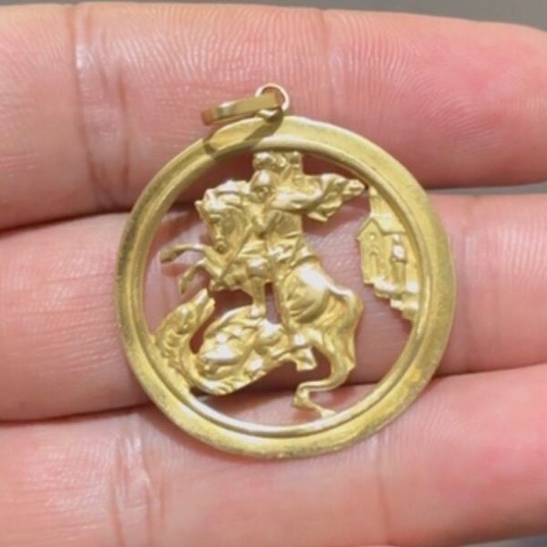 Idoso é agredido durante roubo de cordão de ouro em Recreio e bandido é preso após perseguição