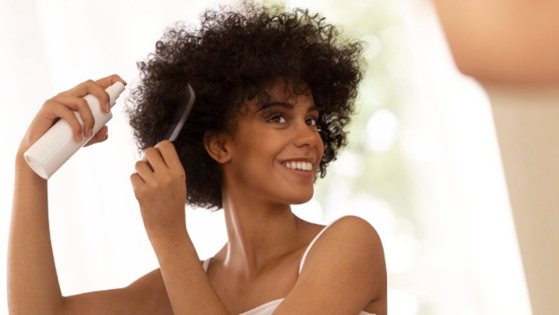 Entre praia, piscina e ar-condicionado: como o verão altera a estrutura do cabelo?