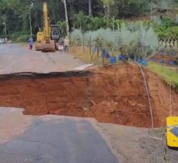Trecho da MG-285 cede e interdita trânsito em Astolfo Dutra