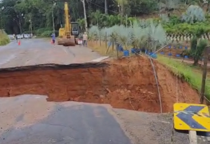 Trecho da MG-285 cede e interdita trânsito em Astolfo Dutra