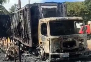 Incêndio destrói nove motos e dois caminhões em Visconde do Rio Branco