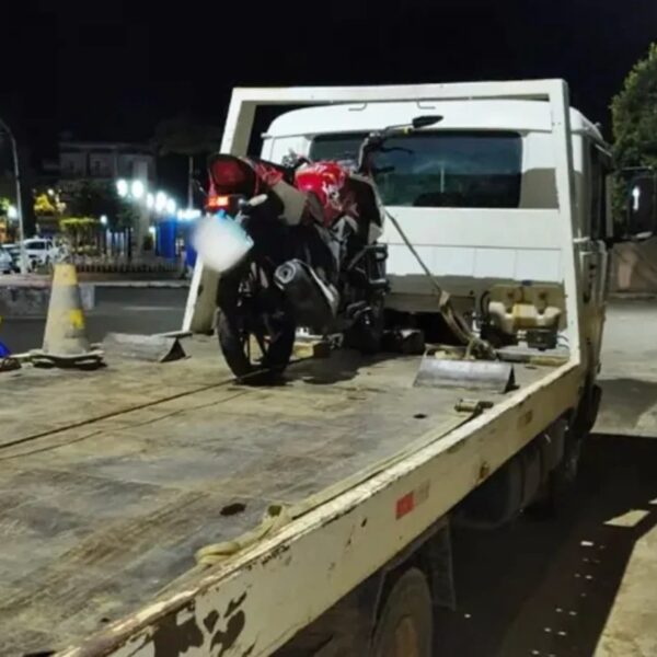 Motociclista sem CNH tenta fugir da PM e sofre acidente na BR-267 em Maripá de Minas