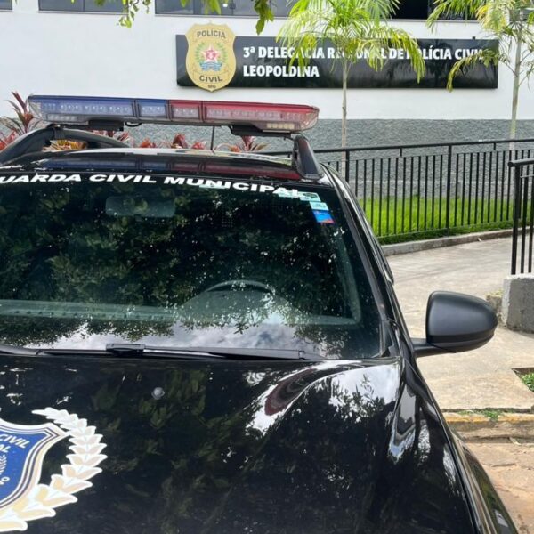 Mulher é detida pela GCM após três crianças serem encontradas sozinhas em Leopoldina
