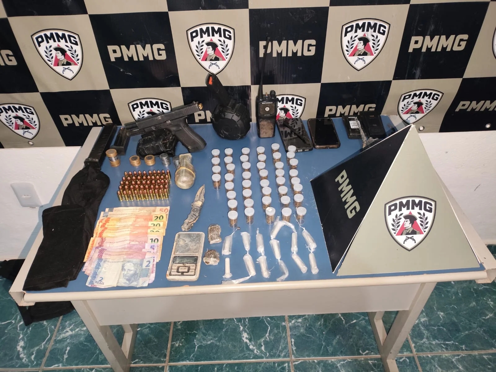 Dupla é presa com granada durante operação da PM em Além Paraíba