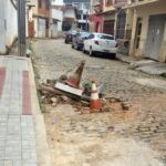 Intervenção da Copasa parada há mais de 10 dias gera reclamações de motoristas e comerciantes no Centro de Leopoldina